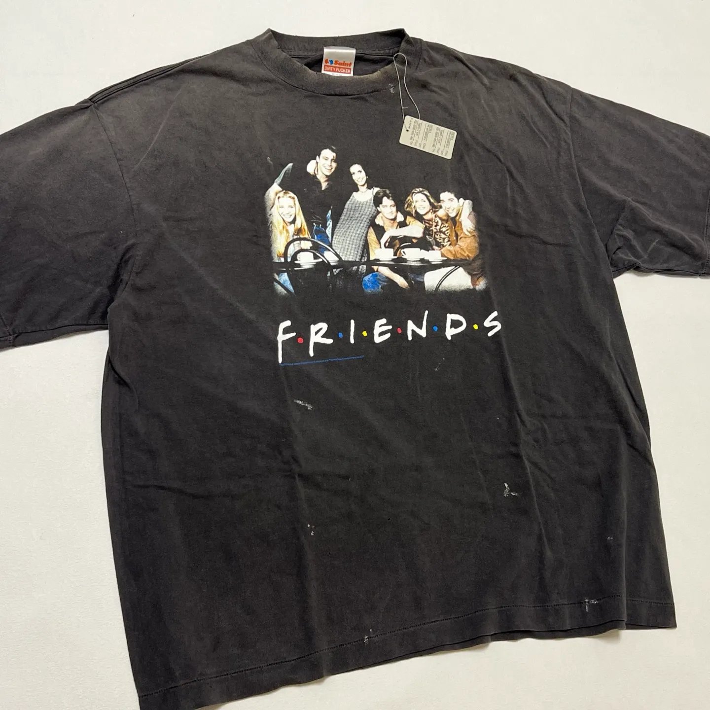 SAINT Mxxxxxx × FRIENDS FRD_SS TEE/FRIENDS/BLK Friends co-branded TEE. Black stills TEE. Washed black S-XL. The ceiling of American dramas. A must-have for sentiment. Asut ready-to-wear wash water and distressed treatment. Domestic top printing factory. God restored. Correct accessories. Friends co-branded wash.